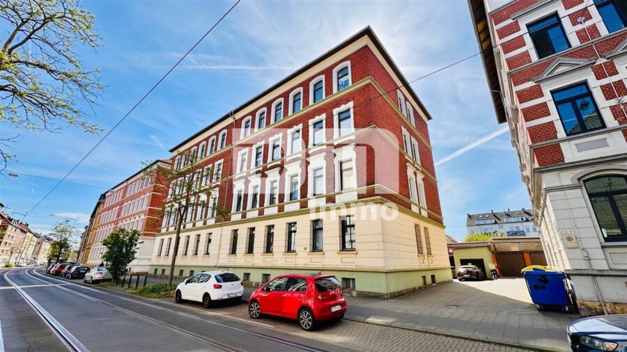 Gründerzeitliches Mehrfamilienhaus mit 8 bis 9 Wohneinheiten, Innenhof + Nebengebäude - Frontansicht / Seitenansicht